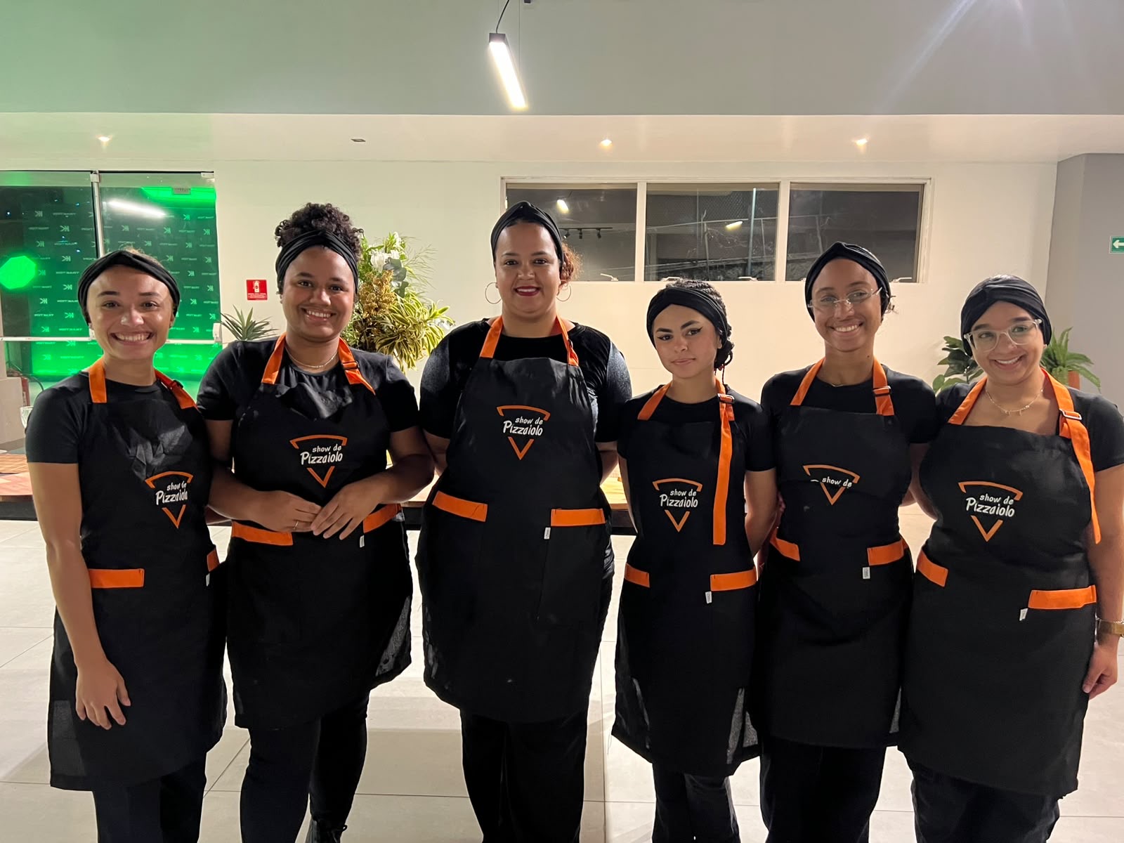 Equipe de garçonetes do Show de Pizzaiolo uniformizada