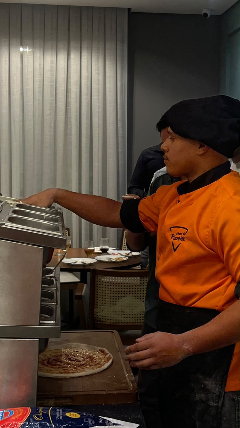 Pizzaiolo do Show de Pizzaiolo montando uma pizza durante o evento
